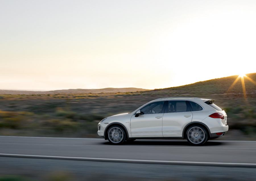  Porsche Cayenne S Hybrid 2010 года  (фото 10 из 16)
